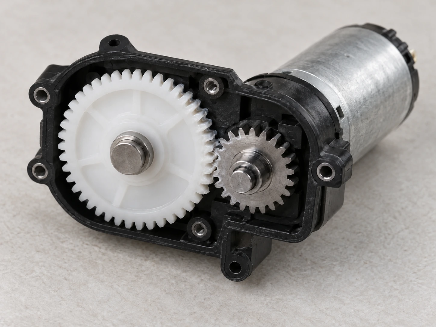 Minh họa ứng dụng của polymer và bánh răng kim loại có răng